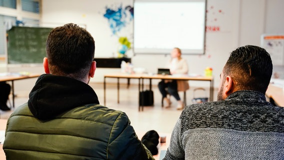 Jugendliche nehmen in der Aufnahmeeinrichtung für Asylbegehrende (Afa) an einem Deutschunterricht teil. © picture alliance/dpa | Uwe Anspach Foto: Uwe Anspach