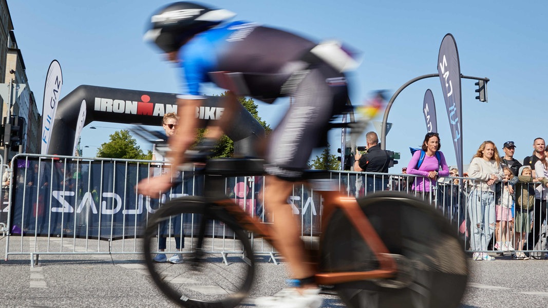 Ein Triathlet ist beim Ironman Hamburg 2023 mit dem Rad unterwegs. (Symbolfoto)