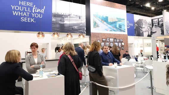 Ein großer Stand von Hamburg Tourismus auf der ITB. © Hamburg Tourismus 