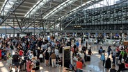 Menschen warten am Airport Hamburg wegen IT-Problemen. © NDR Foto: Karsten Sekund