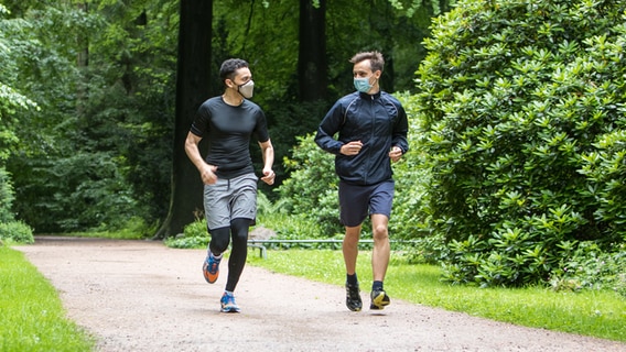 Zwei Männer gehen in einem Park joggen. © picture alliance / dpa-tmn Foto: Christin Klose