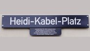 Neues Straßenschild für Hamburg: Der "Heidi-Kabel-Platz". © dpa Foto: Malte Christians