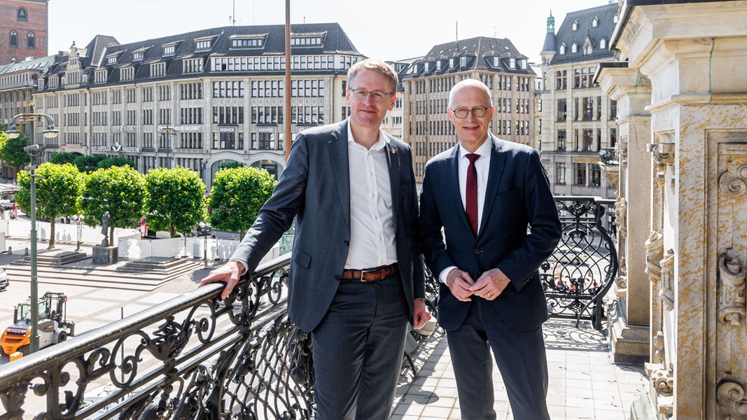 Daniel Günther, Ministerpräsident Schleswig-Hosteins und Peter Tschentscher, Erster Bürgermeister Hamburgs, stehen auf dem Rathausbalkon.