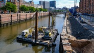 In der Hamburger Speicherstadt wird eine Kaimauer saniert. © Rupert Oberhäuser 