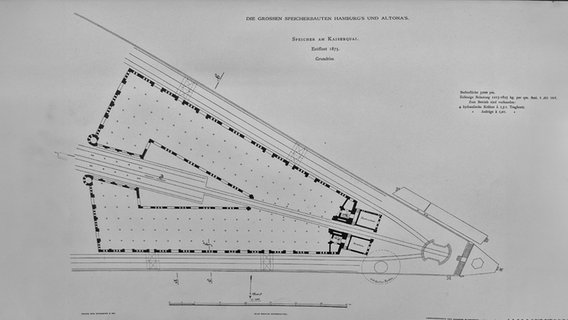 In einem Buch ist der Grundriss des historischen Kaispeichers A im Hamburger Hafen abgebildet. © HPA 