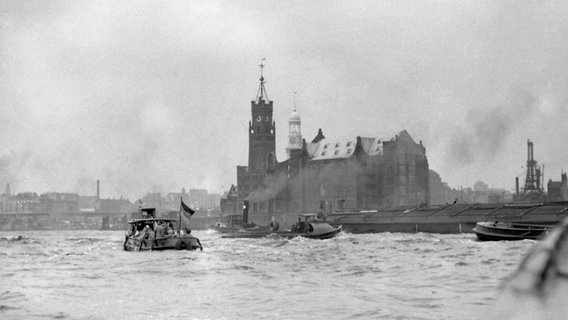 Blick auf den 1875 fertiggestellten Kaiserspeicher im Hamburger Hafen © picture alliance / Caro | Sorge 