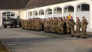 Soldaten stehen in Reih und Glied mit Winteruniform vor der Kaserne in Hamburg-Osdorf. © picture alliance 