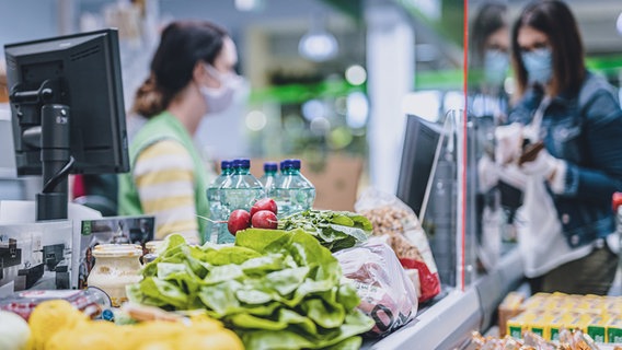 Eine Kassiererin im Supermarkt. © picture alliance / JFK / EXPA / picturedesk.com | JFK Foto: JFK