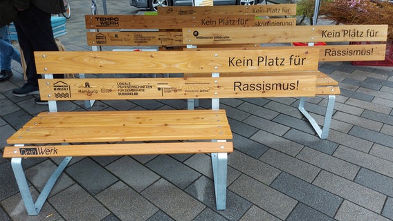 "Kein Platz für Rassismus", diese Bänke sollen ein Zeichen setzten. © NDR Foto: KArsten Sekund