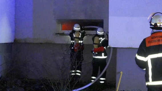 Die Feuerwehr löscht einen Kellerbrand in Steilshoop. © Tele News Network Foto: Screenshot