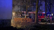 Die Feuerwehr löscht einen Kellerbrand in Steilshoop. © Tele News Network Foto: Screenshot