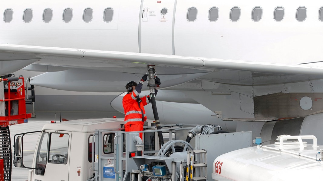 Ein Airbus A321-200 wird auf dem Hamburger Flughafen betankt. 
