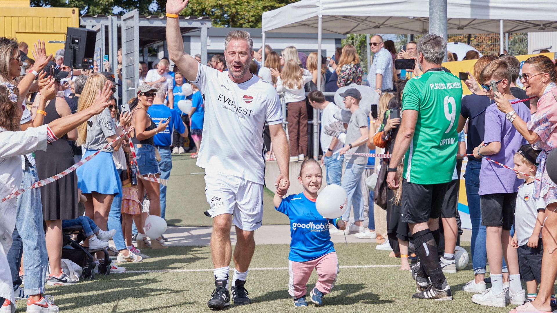 Benefiz-Fußballspiel: Prominente kicken für herzkranke Kinder