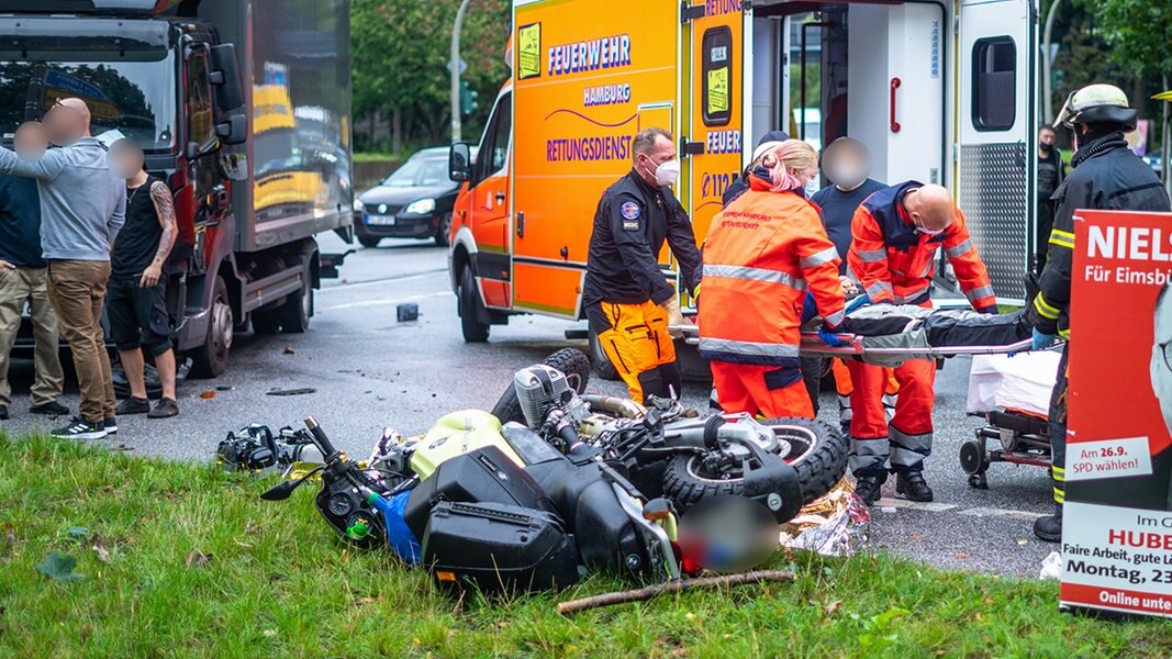 Schwerer Unfall: Lastwagen Fährt Motorradfahrer An | NDR.de ...