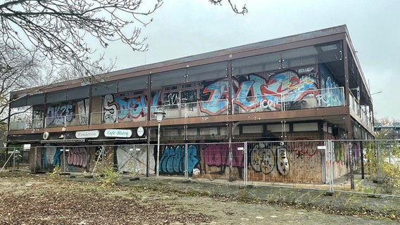 Einer der beiden sogenannten Glaskästen an der Kieler Straße in Hamburg. © NDR Foto: Nina Rodenberg