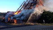 Feuer steigt aus dem Dach des Hauses. © TNN 