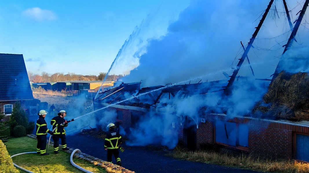 Großbrand in Kirchwerder: Feuerwehr löscht Reetdachhaus