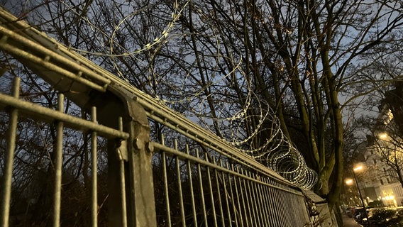 Ein Zaun an einer Kita in der Greifswalder Straße in Hamburg ist mit Stacheldraht sichert. © NDR Foto: Susanne Röhse