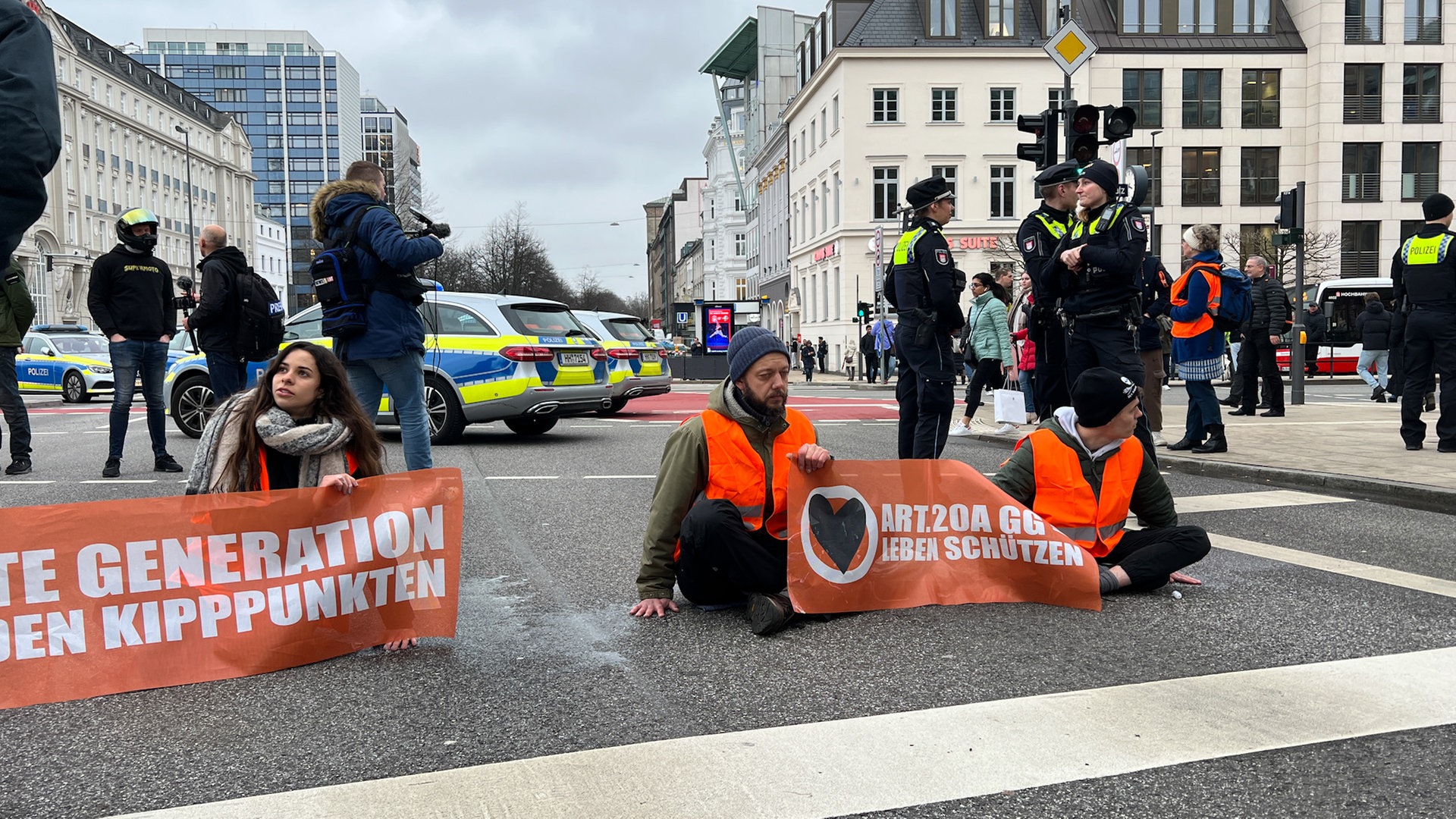 Aktivisten am Stephansplatz festgeklebt – Staus in der Innenstadt