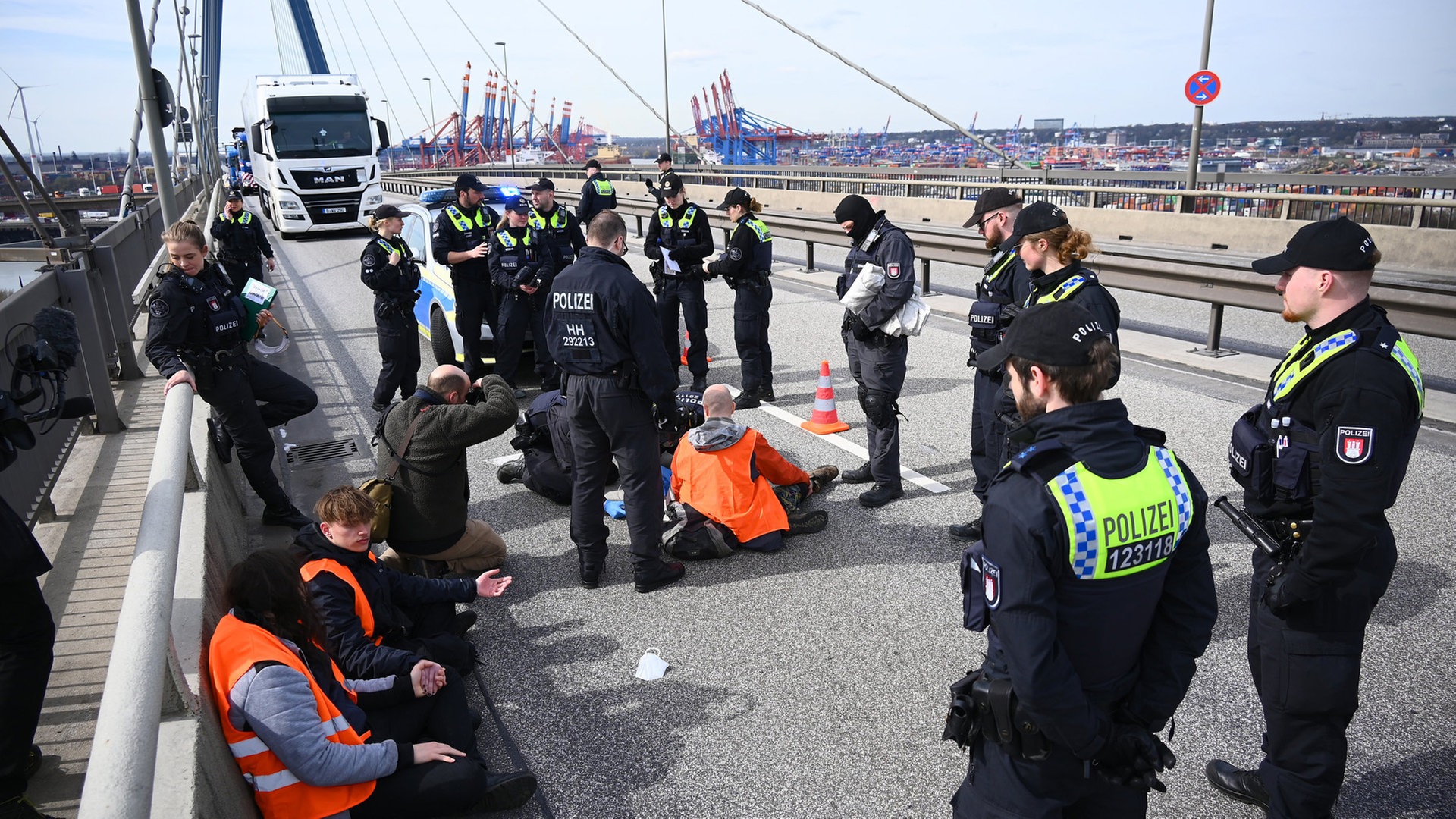 Köhlbrandbrücke in Hamburg von Klima-Aktivisten blockiert