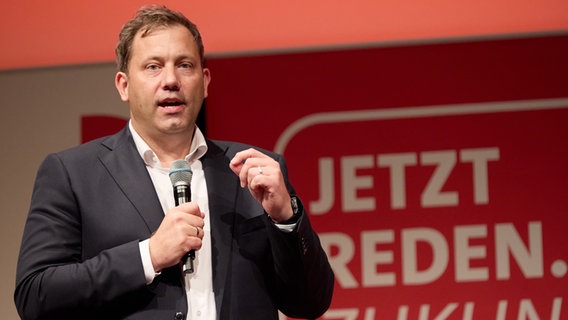 Lars Klingbeil (SPD) steht während einer Dialogveranstaltung der SPD im Congress Center in Hamburg auf der Bühne. © picture alliance/dpa | Georg Wendt Foto: Georg Wendt