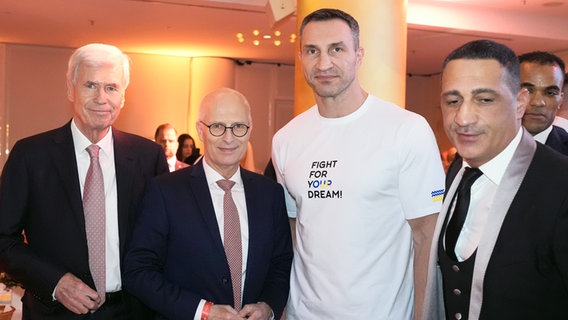 Michael Otto, Unternehmer und Mäzen, Peter Tschentscher (SPD), Erster Bürgermeister von Hamburg, Wladimir Klitschko, ehemaliger ukrainischer Boxer und mehrfacher Weltmeister, und Box-Promoter Ismail Özen stehen im Festsaal. © picture alliance/dpa | Marcus Brandt Foto: Marcus Brandt