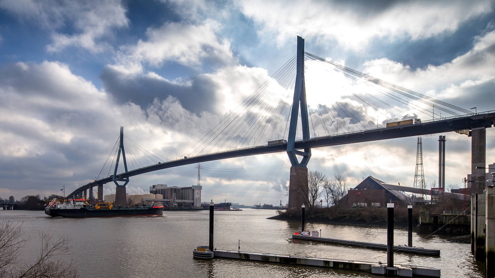 Wirtschaftsbehörde prüft neue, höhere Köhlbrandbrücke