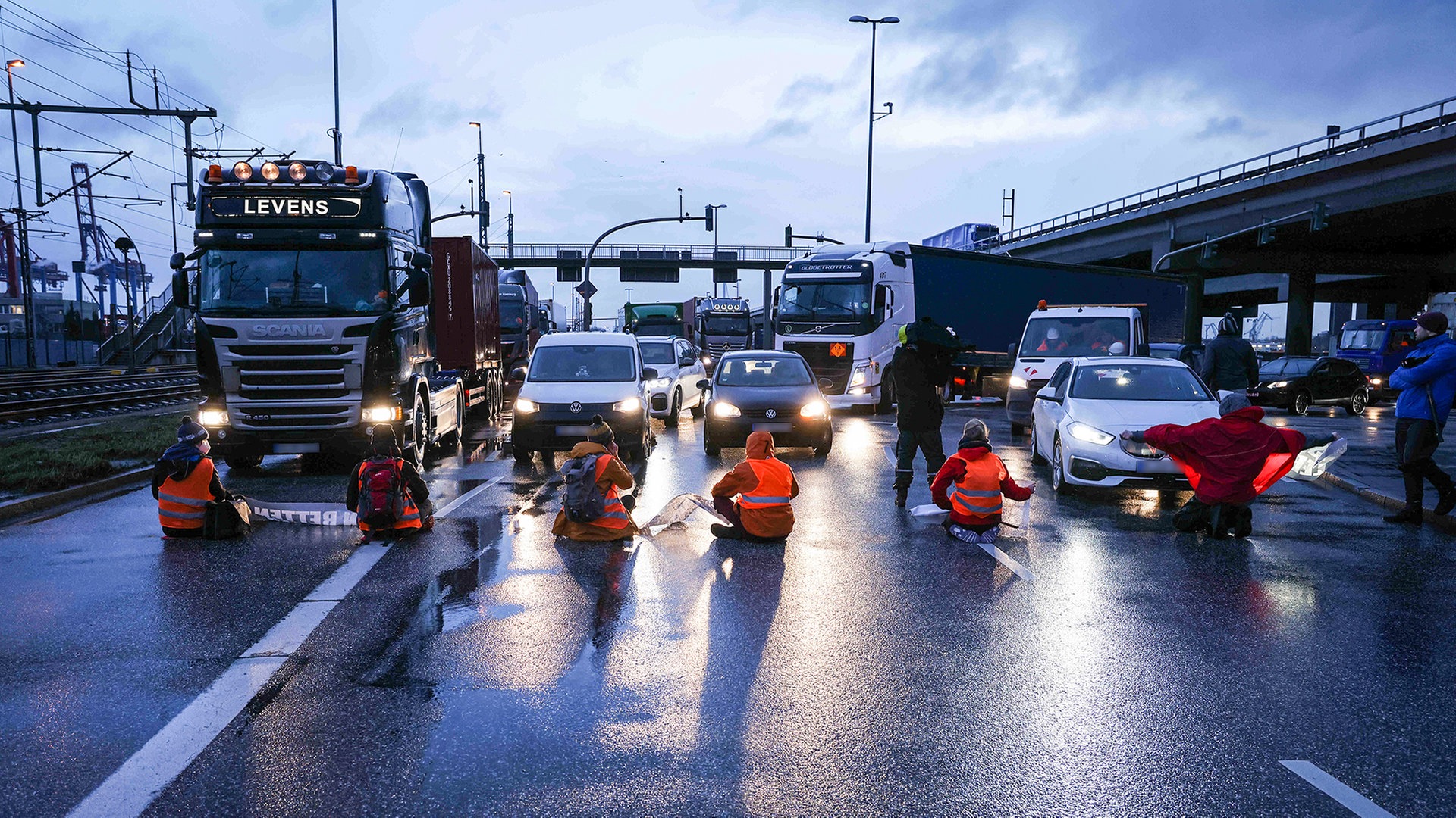 Scharfe Kritik an Blockade der Köhlbrandbrücke in Hamburg