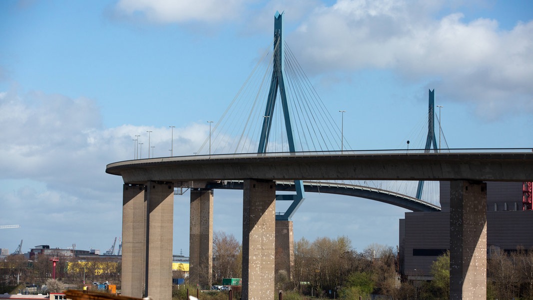 Leicht bewölkter Himmel über der Köhlbrandbrücke in Hamburg