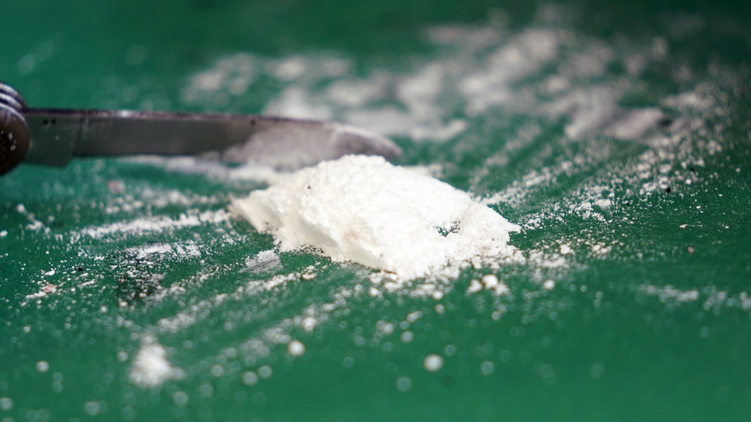 Der Hamburger Zoll präsentiert bei einem Pressetermin Teil von sichergestelltem Kokain.