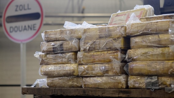 Päckchen mit Kokain lagern in Hamburg bei der Zollbehörde. © picture alliance Foto: Axel Heimken
