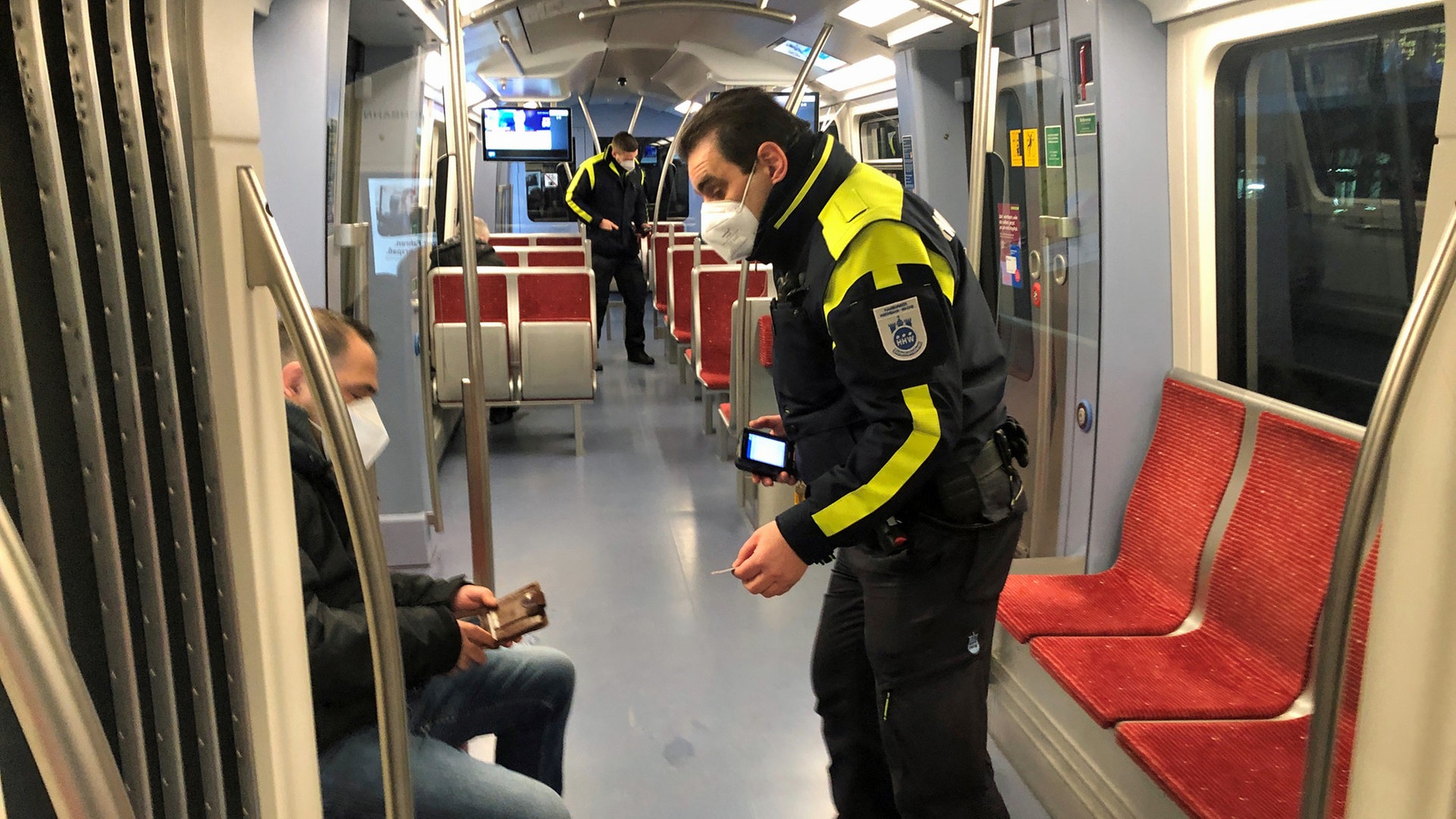 Große Kontrollaktion in Hamburgs Bussen und Bahnen