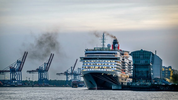 Ein Kreuzfahrtschiff im Hamburger Hafen. © picture alliance / Westend61 Foto: Kerstin Bittner