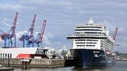 Das TUI-Cruises-Kreuzfahrtschiff "Mein Schiff 2" liegt am Cruise Center in der Hafencity im Hamburger Hafen. © imago images/Andre Lenthe 