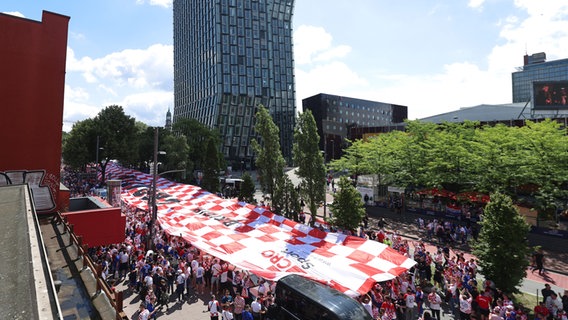 Kroatische Fans ziehen entlang der Reeperbahn in Hamburg © picture alliance / PIXSELL | Sanjin Strukic 