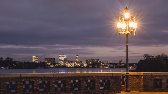 Eine Straßenlampe auf der Krugkoppelbrücke in Hamburg © picture alliance / Westend61 | Kerstin Bittner Foto: Kerstin Bittner