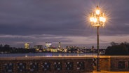 Eine Straßenlampe auf der Krugkoppelbrücke in Hamburg © picture alliance / Westend61 | Kerstin Bittner Foto: Kerstin Bittner