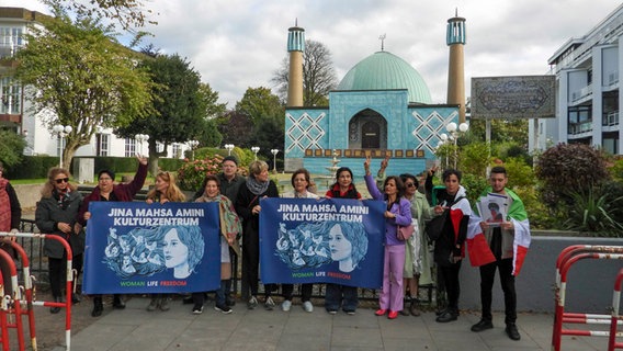 Ex-Iliraner demonstrieren vor der Imam-Ali-Moschee - genannt Blaue Moschee - in Hamburg. Sie fordern die Umwandlung in ein Kulturzentrum. © picture alliance / ABBfoto 