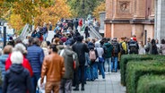 Lange Besucherschlangen bilden sich vor dem Eingang der Hamburger Kunsthalle © Axel Heimken/dpa 