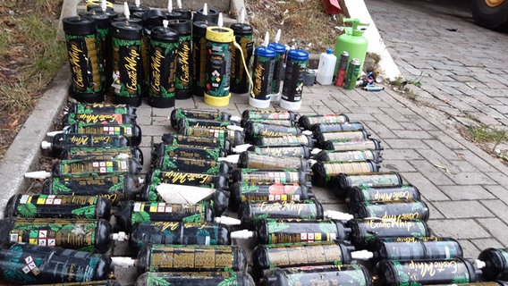 Mehrere Lachgasflaschen stehen auf dem Boden, Mitarbeiter der Stadtreinigung haben sie gesammelt. © Stadtreinigung Hamburg 