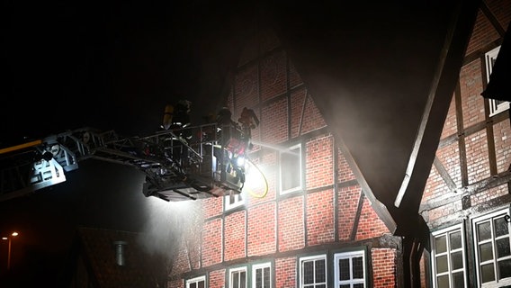 Eine Drehleiter der Feuerwehr Hamburg steht vor einem der historischen Gebäude in der Lämmertwiete in Harburg. © TV News Kontor 