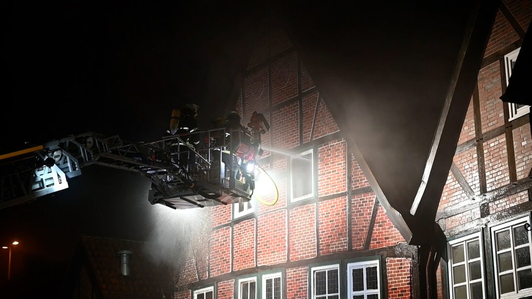 Eine Drehleiter der Feuerwehr Hamburg steht vor einem der historischen Gebäude in der Lämmertwiete in Harburg. 