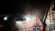 Eine Drehleiter der Feuerwehr Hamburg steht vor einem der historischen Gebäude in der Lämmertwiete in Harburg. © TV News Kontor 