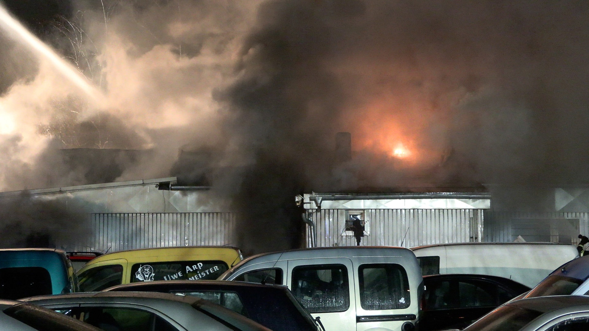 Großbrand in Lagerhalle in Hamburg-Wilhelmsburg