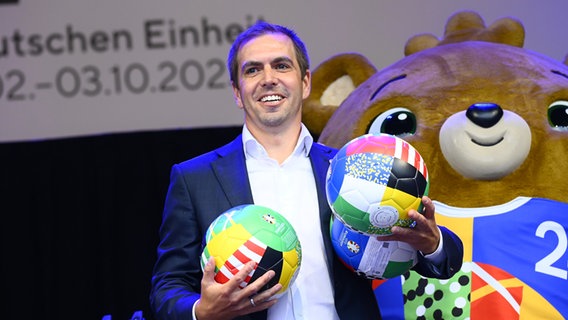 Philipp Lahm, Turnierdirektor EURO 2024, steht während des Bürgerfestes auf der NDR Bühne am Jungfernstieg. © picture alliance / dpa Foto: Jonas Walzberg