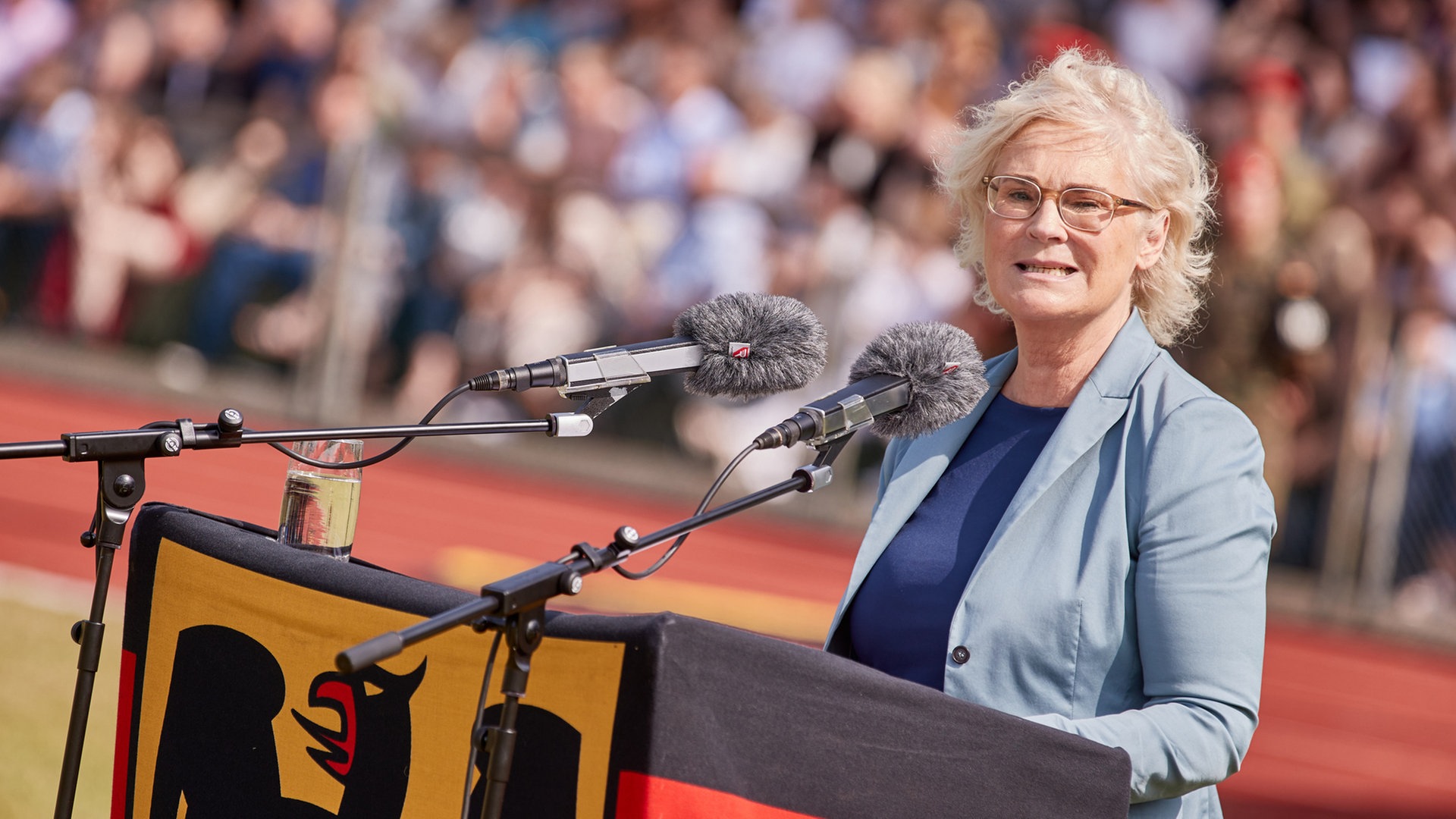 Verteidigungsministerin Lambrecht bei Beförderungsappell in Hamburg