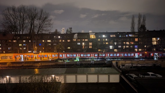 Einsatzkräfte evakuieren eine S-Bahn am Bahnhof Landwehr in Hamburg. © NDR Foto: Frauke Reinig