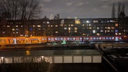 Einsatzkräfte evakuieren eine S-Bahn am Bahnhof Landwehr in Hamburg. © NDR Foto: Frauke Reinig