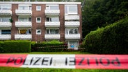 Ein abgestürzter Balkon hängt an einem Mehrfamilienhaus im Hamburger Stadtteil Langenhorn. © Daniel Bockwoldt/dpa 