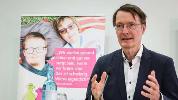 Bundesgesundheitsminister Karl Lauterbach bei einem Besuch im Evangelischen Krankenhaus Alsterdorf in Hamburg. © picture alliance / dpa Foto: Christian Charisius